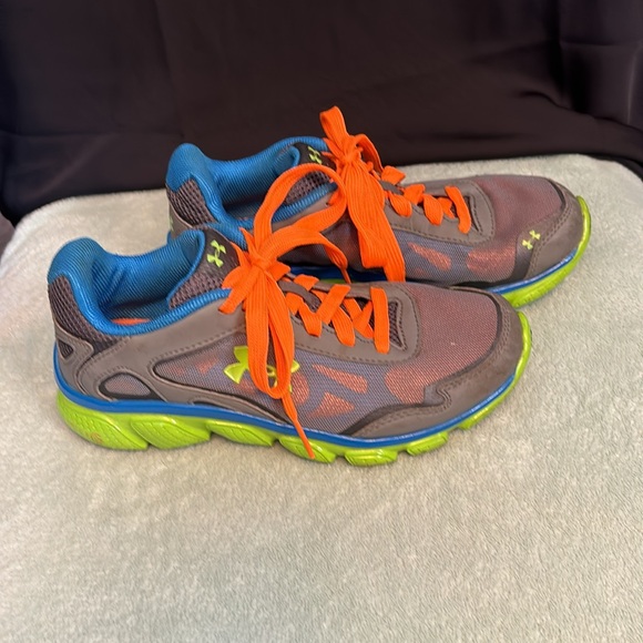 Under Armour Sneaker size 4Y - Picture 2 of 5